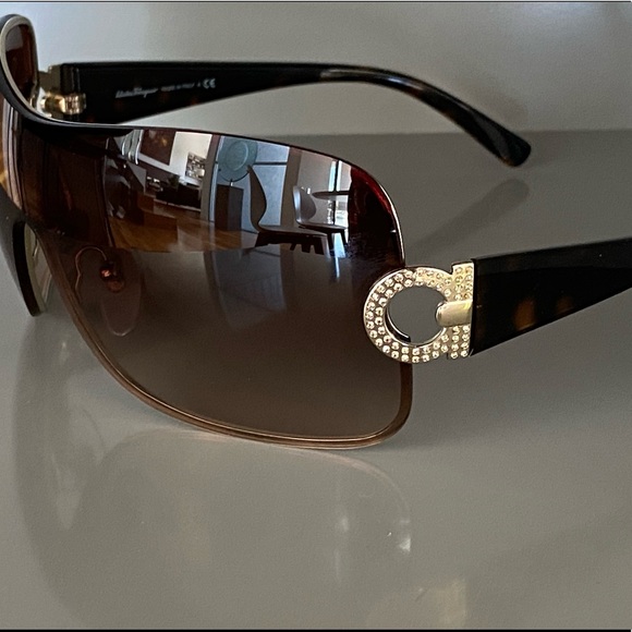 Authentic - Salvatore Ferragamo Sunglasses - Picture 4 of 13